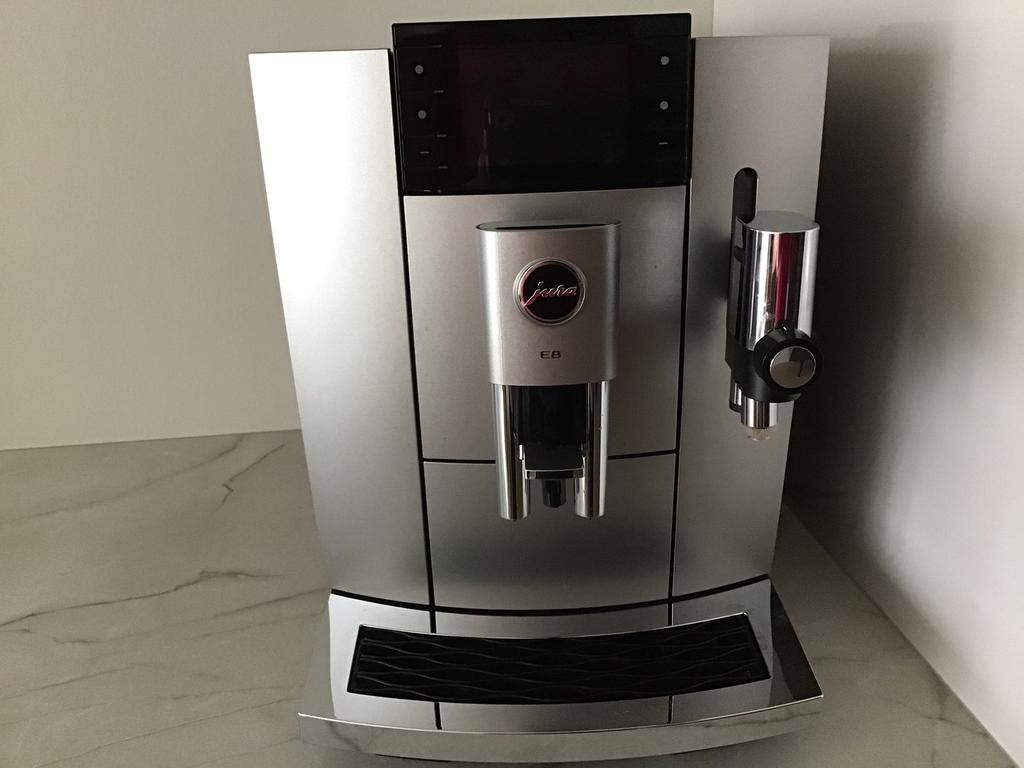 Volautomatisch Jura E8 koffiemachine., Witgoed en Apparatuur, Koffiezetapparaten, Ophalen of Verzenden, Zo goed als nieuw, Koffiemachine