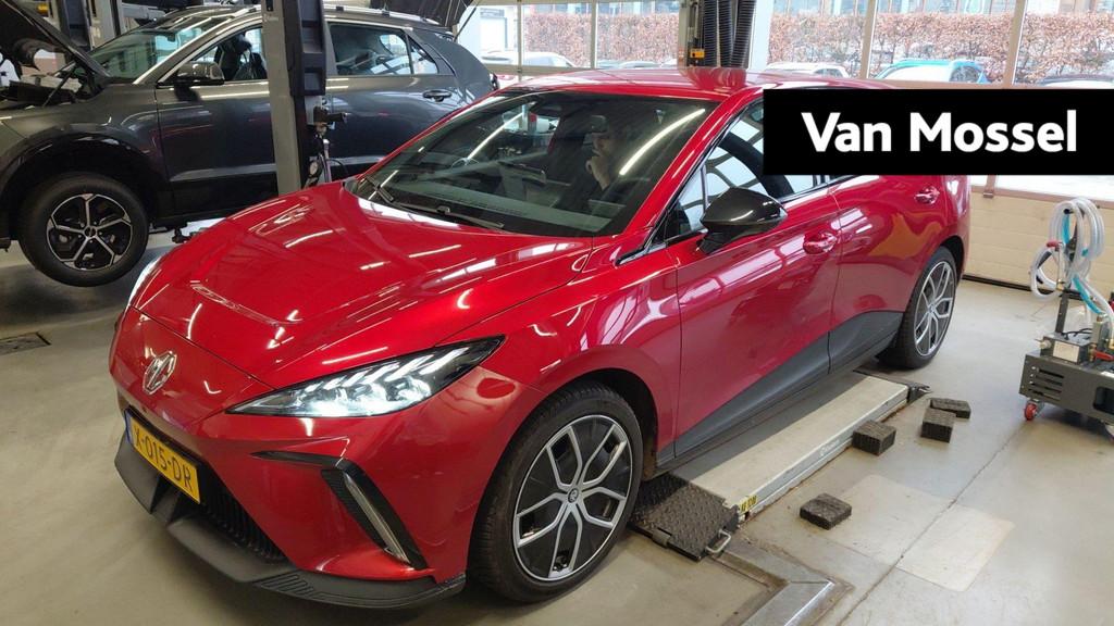 MG MG4 Electric Luxury 64 kWh Afneembare trekhaak, Auto's, MG, Automaat, 12 maanden, Achterwielaandrijving, Gebruikt