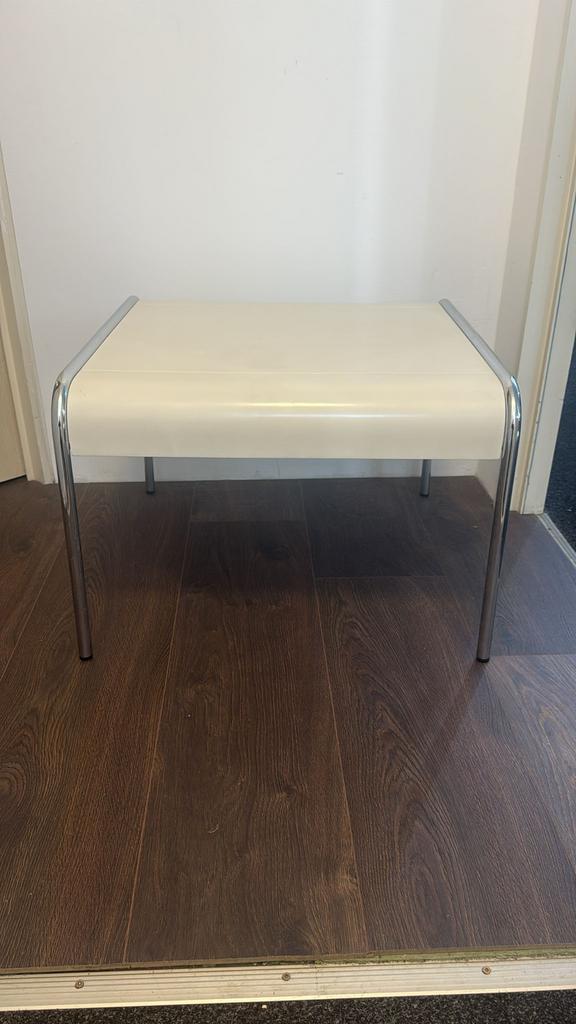 Space Age tafeltje met chromen poten, Huis en Inrichting, Tafels | Bijzettafels, Ophalen, Minder dan 45 cm, Gebruikt, Metaal of Aluminium