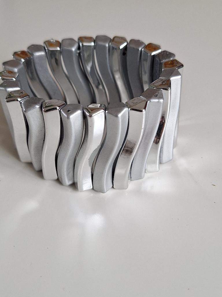 Armband zilverkleurig met elastische band, Ophalen, Zo goed als nieuw, Overige kleuren, Kunststof of Plastic