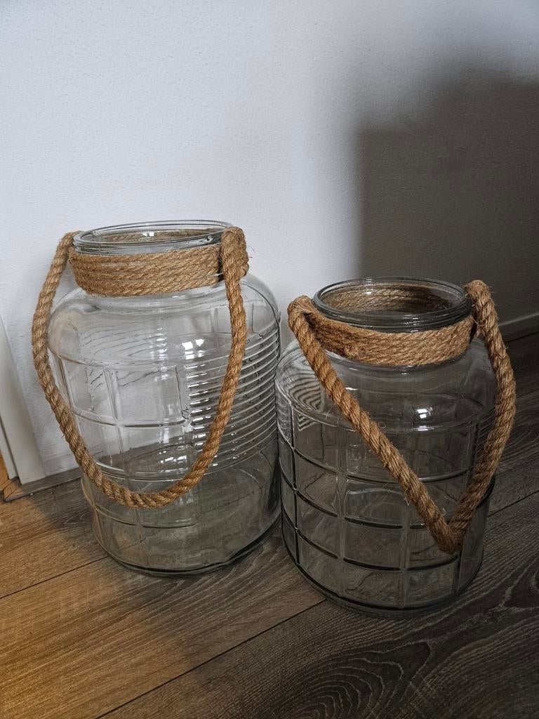 2 glazen windlichten of vazen, Huis en Inrichting, Woonaccessoires | Kandelaars en Kaarsen, Ophalen, Zo goed als nieuw, Overige materialen