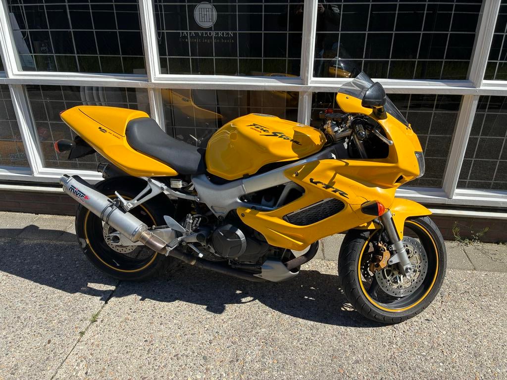 Honda VTR Firestorm - Gele Sportieve Motor, 2 cilinders, Sportuitlaat, Gebruikt, Meer dan 35 kW