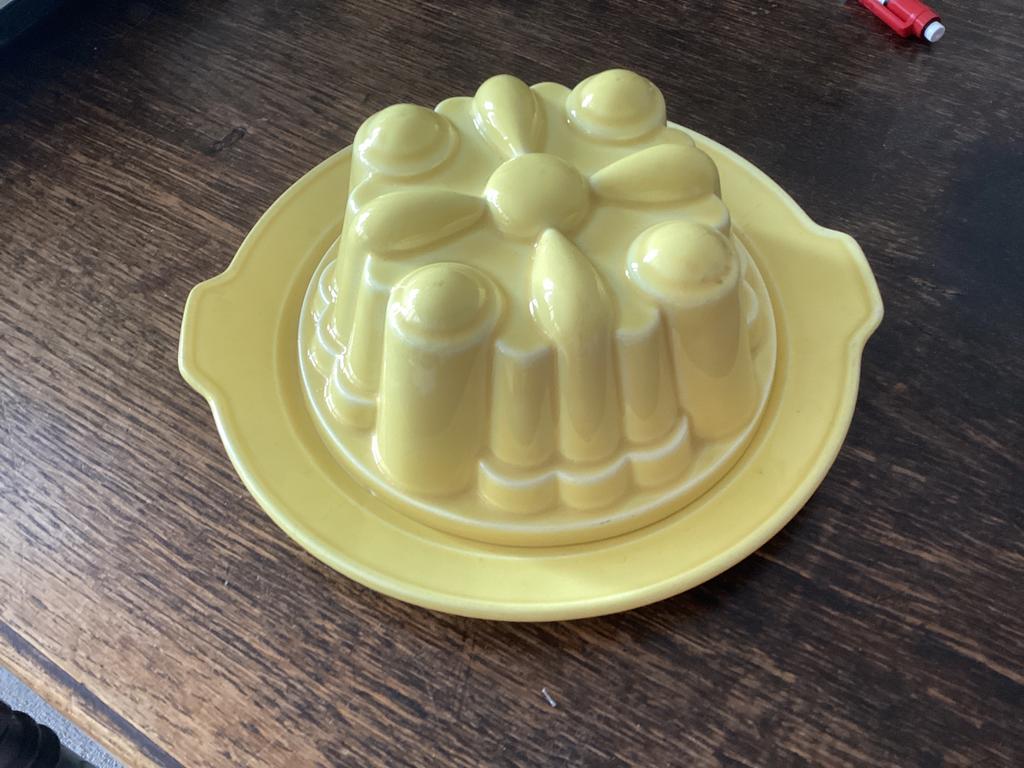 Puddingvorm diam. 14.5 hoog 6 cm met onderbord 20.5 cm, Ophalen of Verzenden