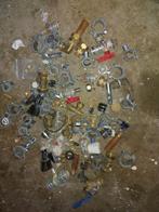 Partij diverse messing en metalen koppelingen en klemmen, Ophalen of Verzenden, Kraan