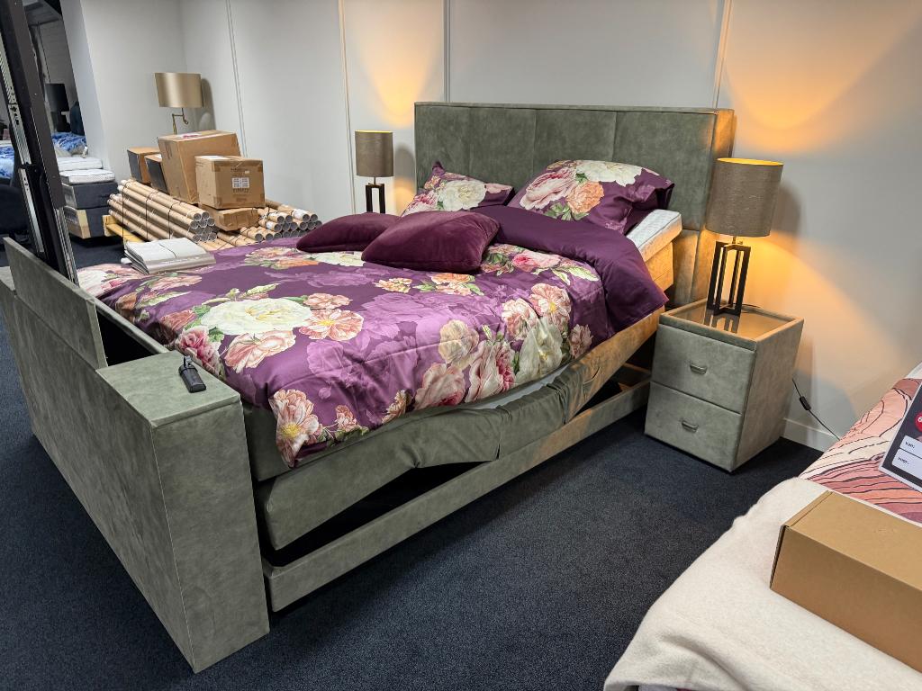 Boxspring nachtrijk groen elektrisch 180x210 met tv lift, Ophalen, 210 cm, 180 cm, Groen