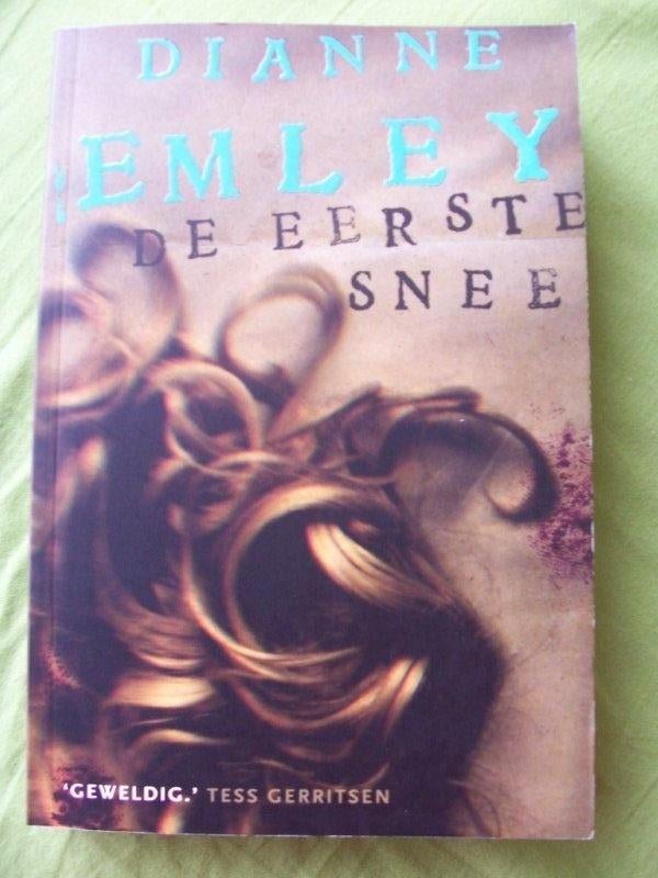 De eerste snee, door Dianne Emley., Ophalen of Verzenden, Zo goed als nieuw