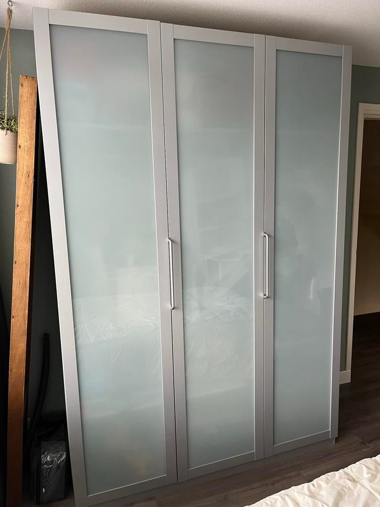 GrijzekKledingkast met drie deuren melkglas, Huis en Inrichting, Ophalen, Overige materialen, Gebruikt, 100 tot 150 cm