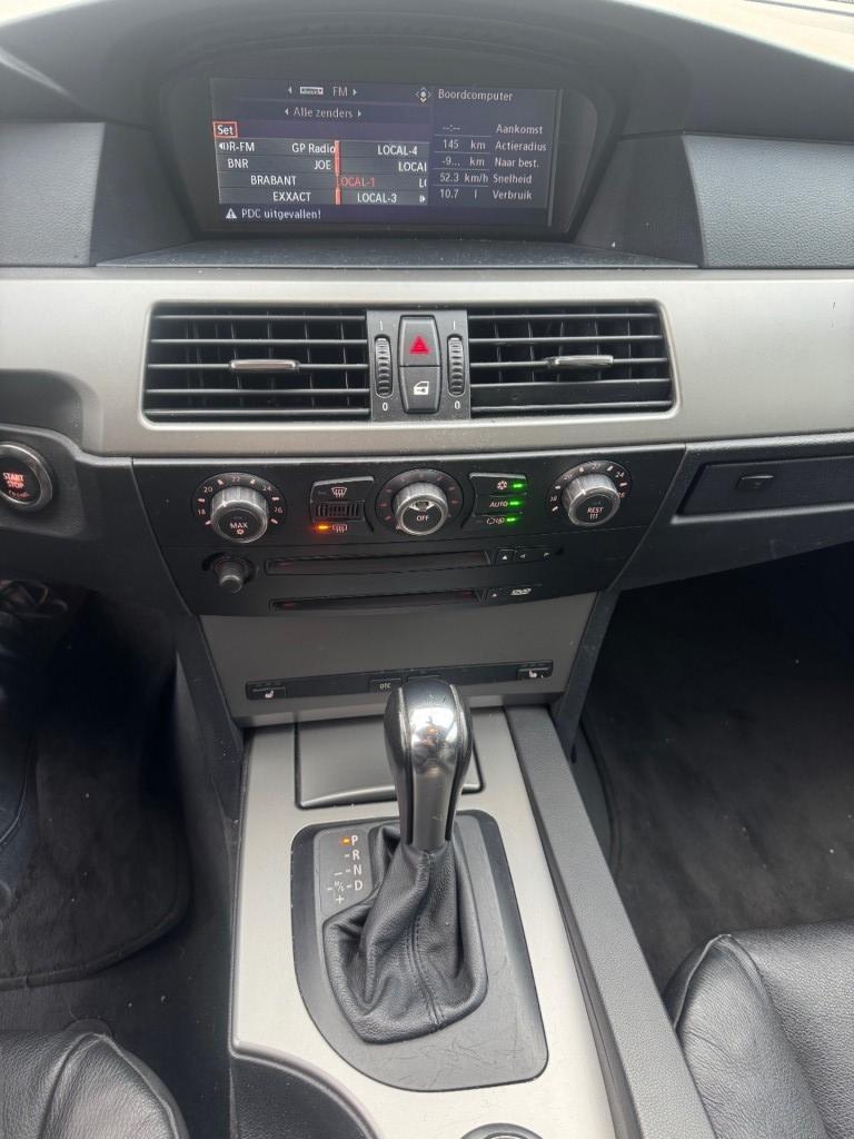 Bmw 5-SERIE 525xi Executive 4WD LEER NETTE AUTO APK 4-2026 Y, Auto's, BMW, Automaat, Gebruikt, 2000 kg, Zwart