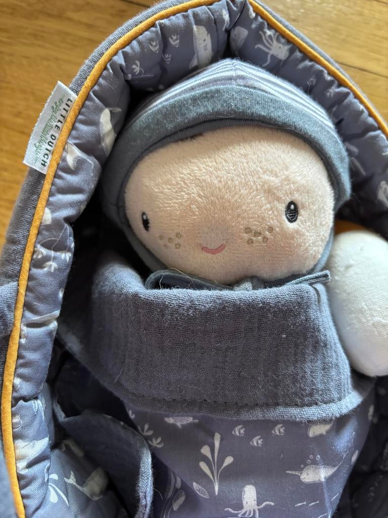 Little Dutch babypop met magnetische speen, flesje en reisma, Kinderen en Baby's, Speelgoed | Poppen, Ophalen of Verzenden, Zo goed als nieuw