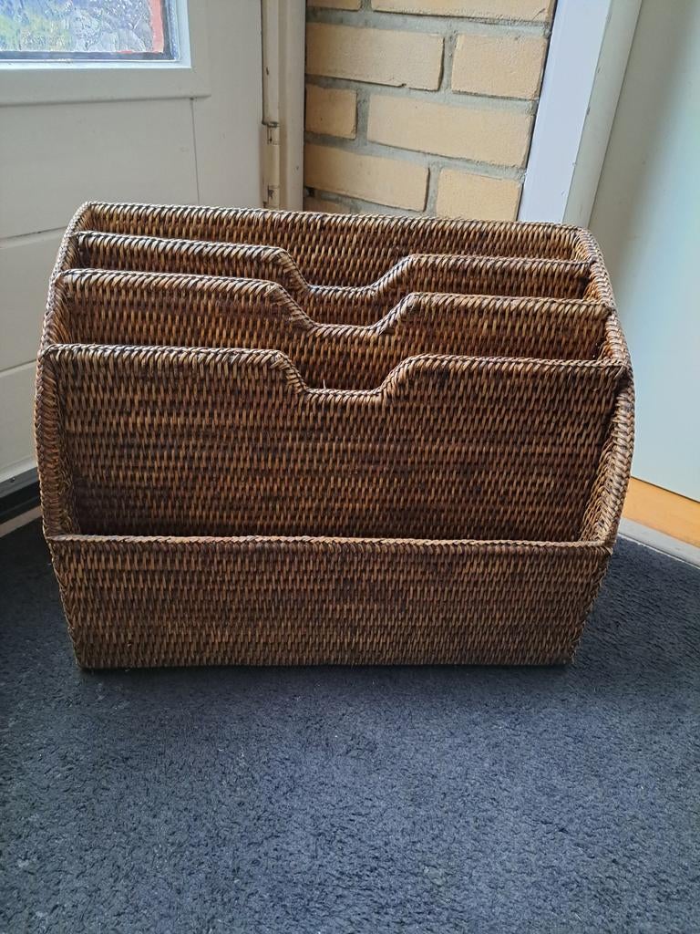 Mooie grote stevige rieten lectuurmand nieuw, Huis en Inrichting, Ophalen, Nieuw