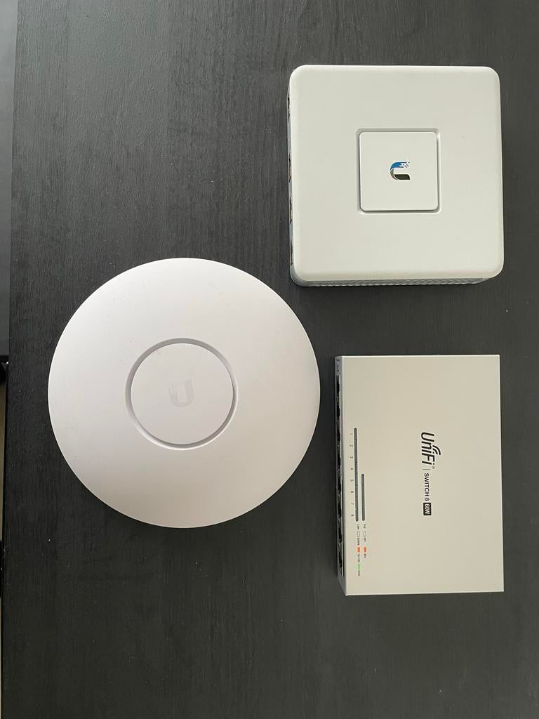 Ubiquiti UniFi Netwerk Set: POE Switch, AP, USG Router, Computers en Software, Netwerk switches, Ophalen of Verzenden, Zo goed als nieuw