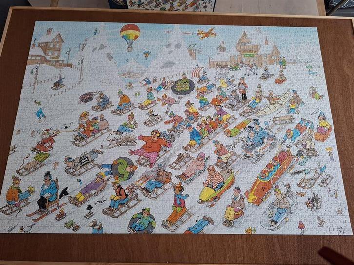 1110100026, Jan van Haasteren, Van Onderen, 2000 stukjes, Hobby en Vrije tijd, Denksport en Puzzels, Zo goed als nieuw, Legpuzzel