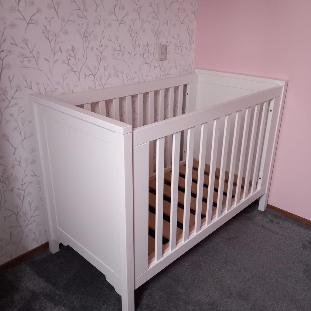 Babykamer - Ledikant & Commode - TWF serie figaro / wit, Kinderen en Baby's, Kinderkamer | Complete kinderkamers, Ophalen, Zo goed als nieuw