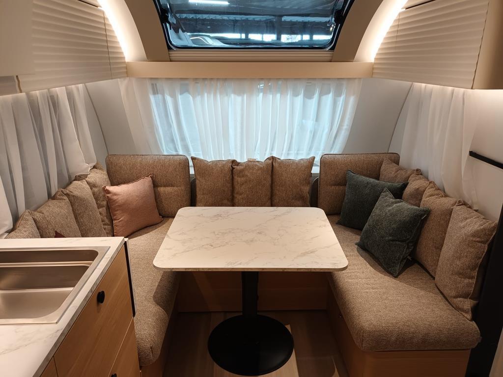 Adria Adora 522 UP, Rondzit, Bedrijf, Schokbreker, 5 tot 6 meter