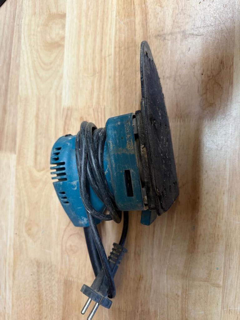 Gebruikte vlakschuurmachine Makita, Doe-het-zelf en Verbouw, Ophalen of Verzenden, Gebruikt, Minder dan 600 watt, Vlakschuurmachine