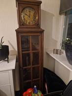 Eiken staande klok met koperen gewichten, Ophalen