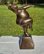 DIKKE DAME / bronzen beeld / armen omhoog, Antiek en Kunst, Ophalen of Verzenden