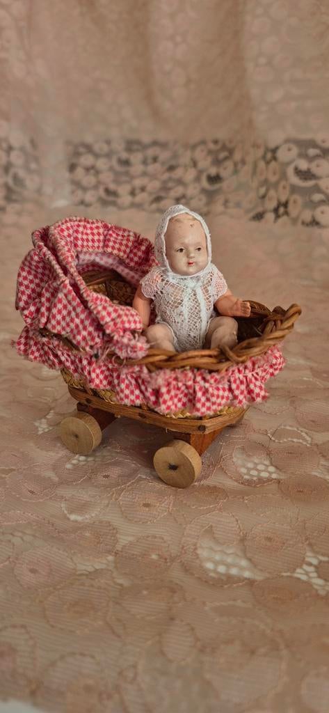 Miniatuur vintage rieten wagentje met popje, Ophalen of Verzenden, Gebruikt, Poppenhuis