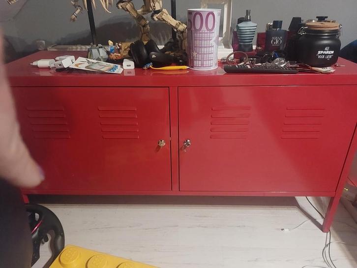 Ikea Rode metalen kast met twee deuren, Huis en Inrichting, Kasten | Overige, Zo goed als nieuw, Ophalen of Verzenden