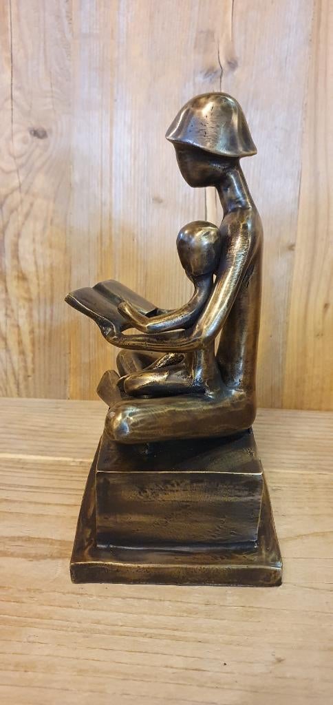 Moeder leest voor uit boek / kind / bronzenbeeld, Ophalen of Verzenden, Handgemaakt, Brons
