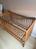 Houten baby ledikantje, licht walnoot, Ophalen of Verzenden, Gebruikt, Ledikant