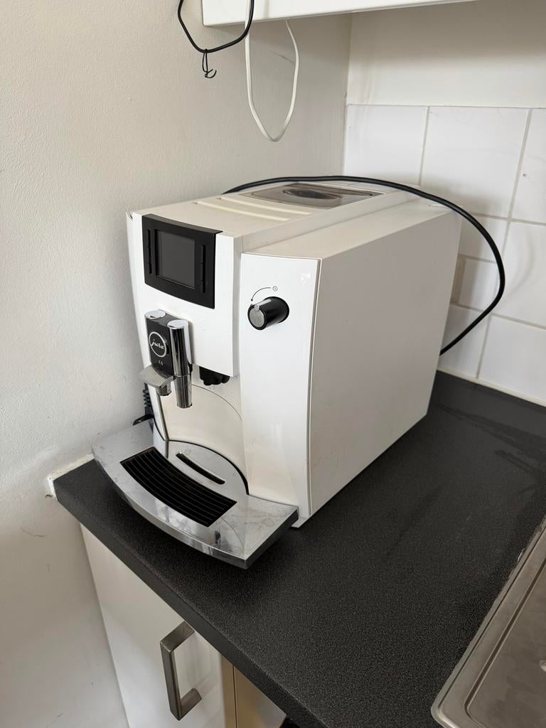 Jura E6 Koffiemachine - Volautomatische Espresso, Witgoed en Apparatuur, Koffiezetapparaten, Ophalen, Afneembaar waterreservoir