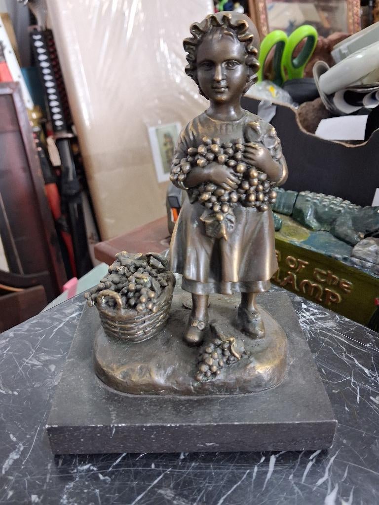 Bronzen Beeld op Marmeren Voet "De Druivenplukster", Minder dan 20 cm, Gemerkt, Ophalen of Verzenden, Brons