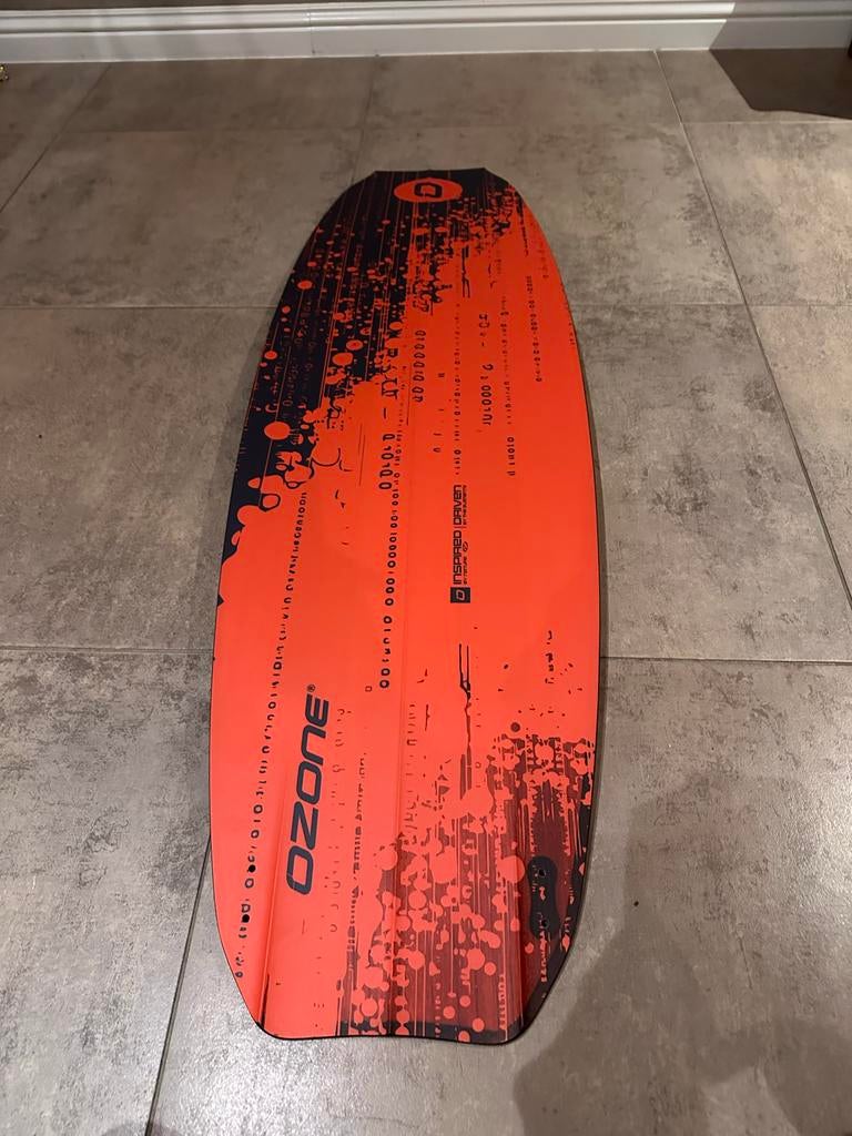 Ozone Code V5 Twintip Kiteboard - nieuw 138, Watersport en Boten, Kitesurfen, Ophalen, Twintip, Kiteboard, Zo goed als nieuw