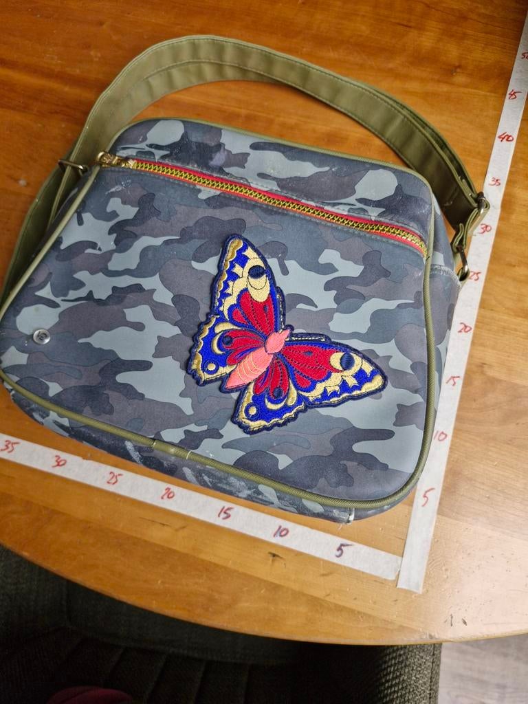 Schoudertasje camouflage met vlinder - Vingino, Sieraden, Tassen en Uiterlijk, Tassen | Damestassen, Ophalen of Verzenden, Gebruikt
