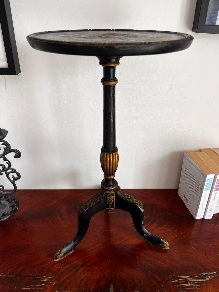 Antiek Chinees bijzettafeltje, zwart met goudkleurige detail, Ophalen of Verzenden