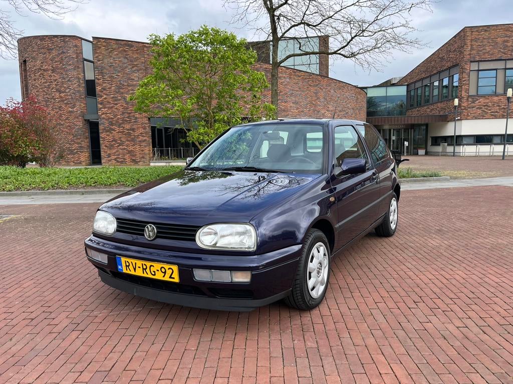 Volkswagen Golf 3 1.8 Milestone CL 90 PK 1997 Org NL | N.A.P, Voorwielaandrijving, Stof, 40 €/maand, Zwart