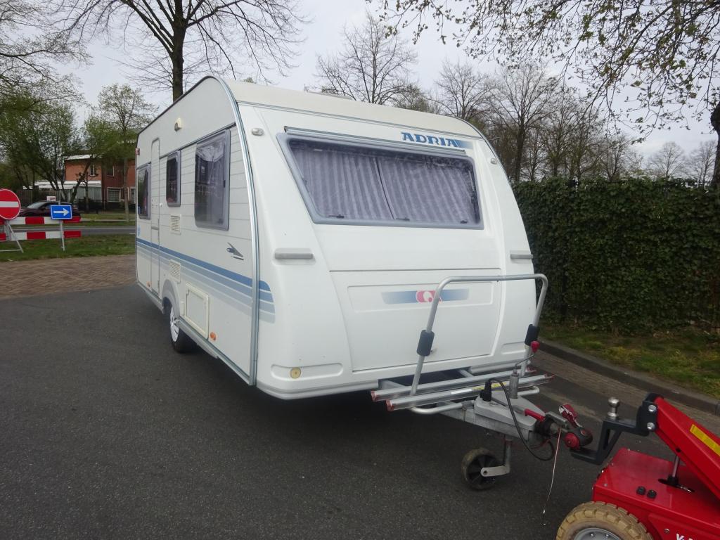 Adria Adora 472 Enkele Bedden + Mover, Caravans en Kamperen, Overige typen, Rondzit, Bedrijf, Schokbreker