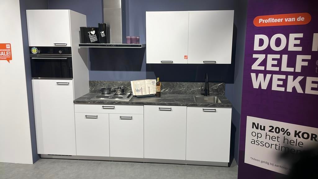 Showroom keuken recht, Huis en Inrichting, Keuken | Complete keukens, Ophalen, Zo goed als nieuw, Kunststof