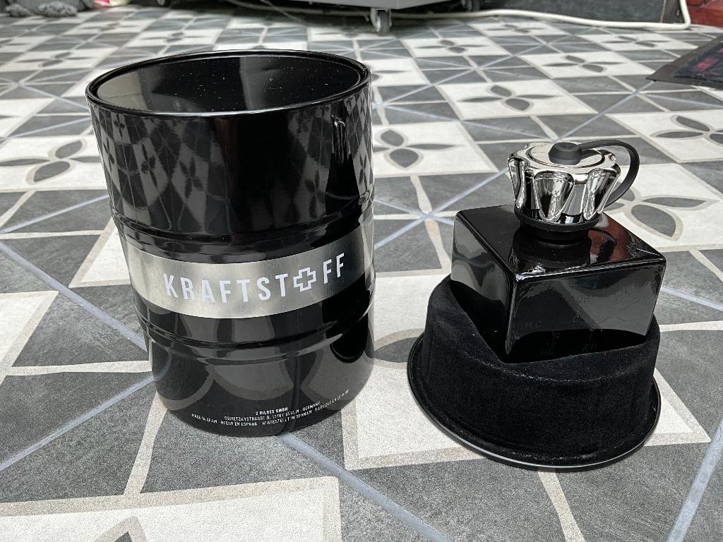 PARFUM "KRAFTSTOFF" van Rammstein, Nieuw, Ophalen of Verzenden, Foto of Kaart, PARFUM "KRAFTSTOFF" van Rammstein