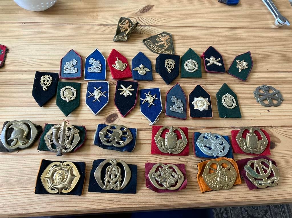 Kavel baretemblemen emblemen kraagspiegel militair, Ophalen of Verzenden, Landmacht, Nederland, Embleem of Badge
