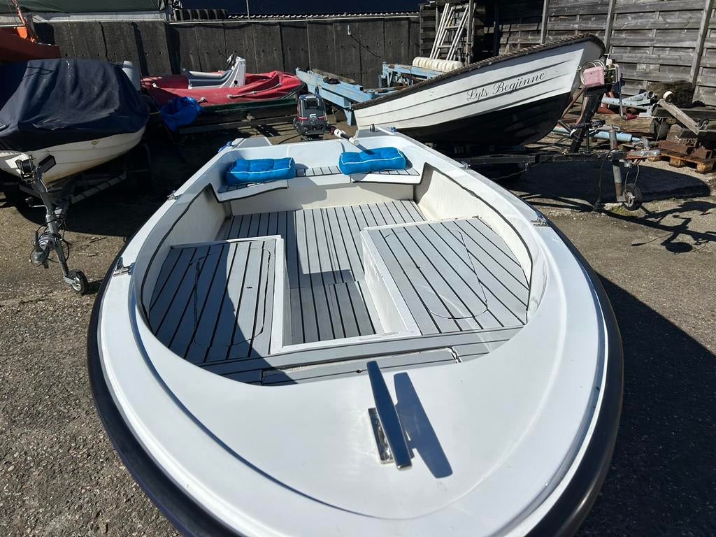 Mooie en nette tour/visboot,  6 pk 2 takt Suzuki en trailer, Watersport en Boten, Ophalen, Gebruikt, Polyester