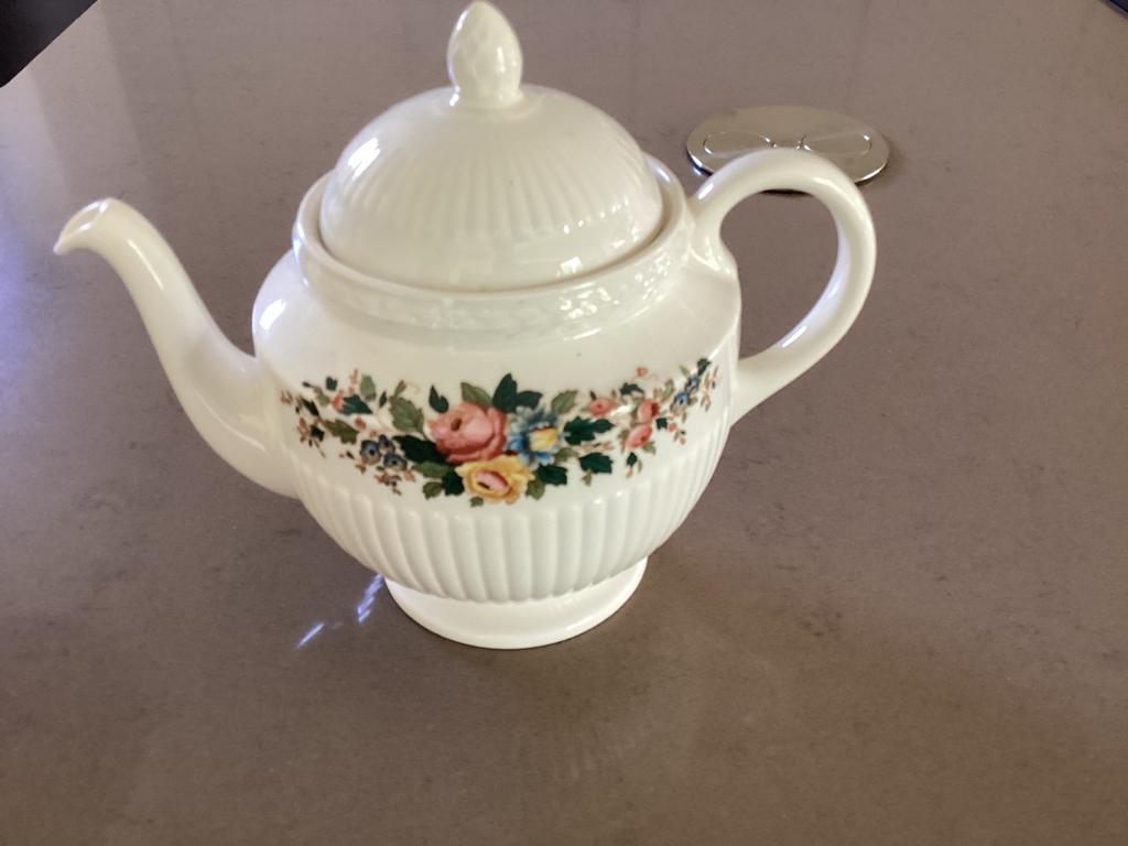 Wedgwood theepot, melkkannetje en 2 kommen conway, Huis en Inrichting, Keuken | Servies, Overige typen, Ophalen of Verzenden, Zo goed als nieuw