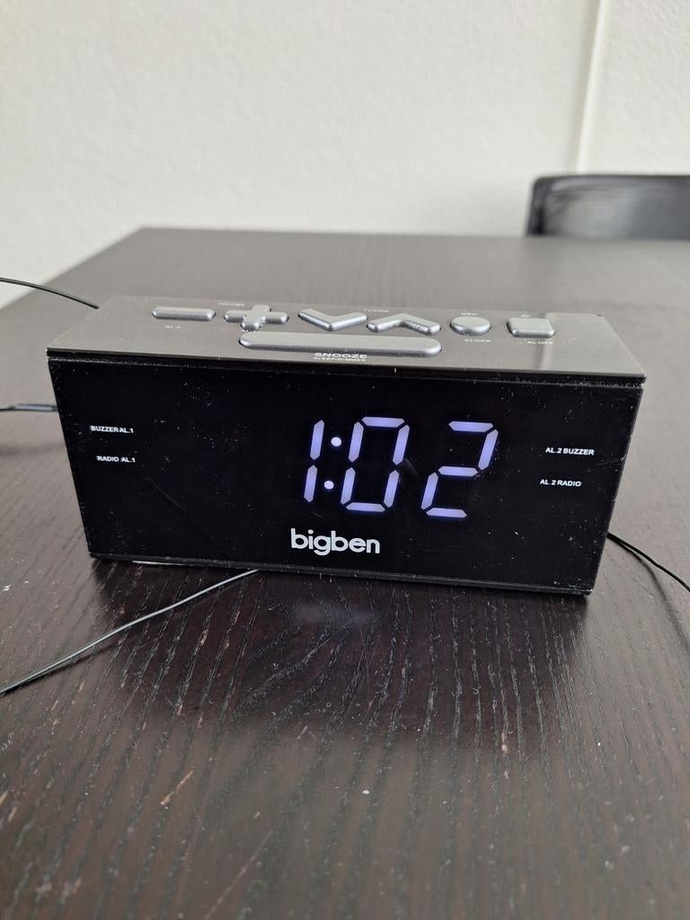 BigBen zwarte wekkerradio,  2 alarmen, stroom/ batterij, Ophalen of Verzenden, Zo goed als nieuw, Digitaal