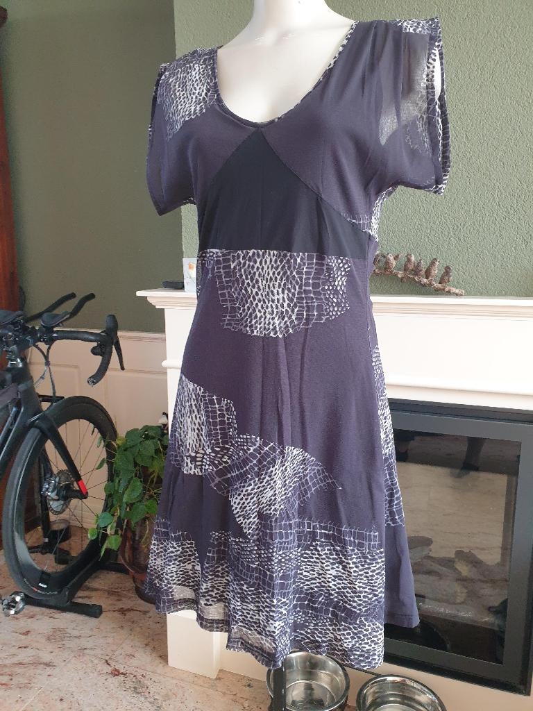 Cassiopee prachtige grijs zwarte jurk M 38 40, Kleding | Dames, Maat 38/40 (M), Verzenden, Cassiopee, Zo goed als nieuw