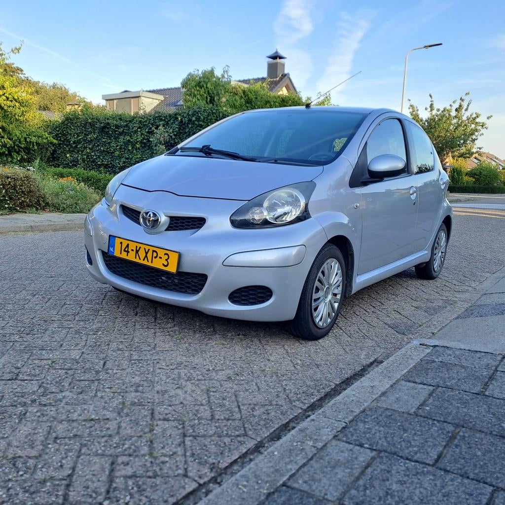 Toyota Aygo 1.0 12V Vvt-i 5DRS 2010 Grijs, Auto's, Voorwielaandrijving, Stof, Zwart, 4 stoelen