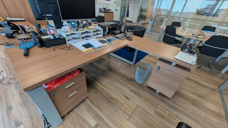 Complete kantoorinrichting: bureaus, vergadertafel, kasten, Huis en Inrichting, Bureaus, Ophalen