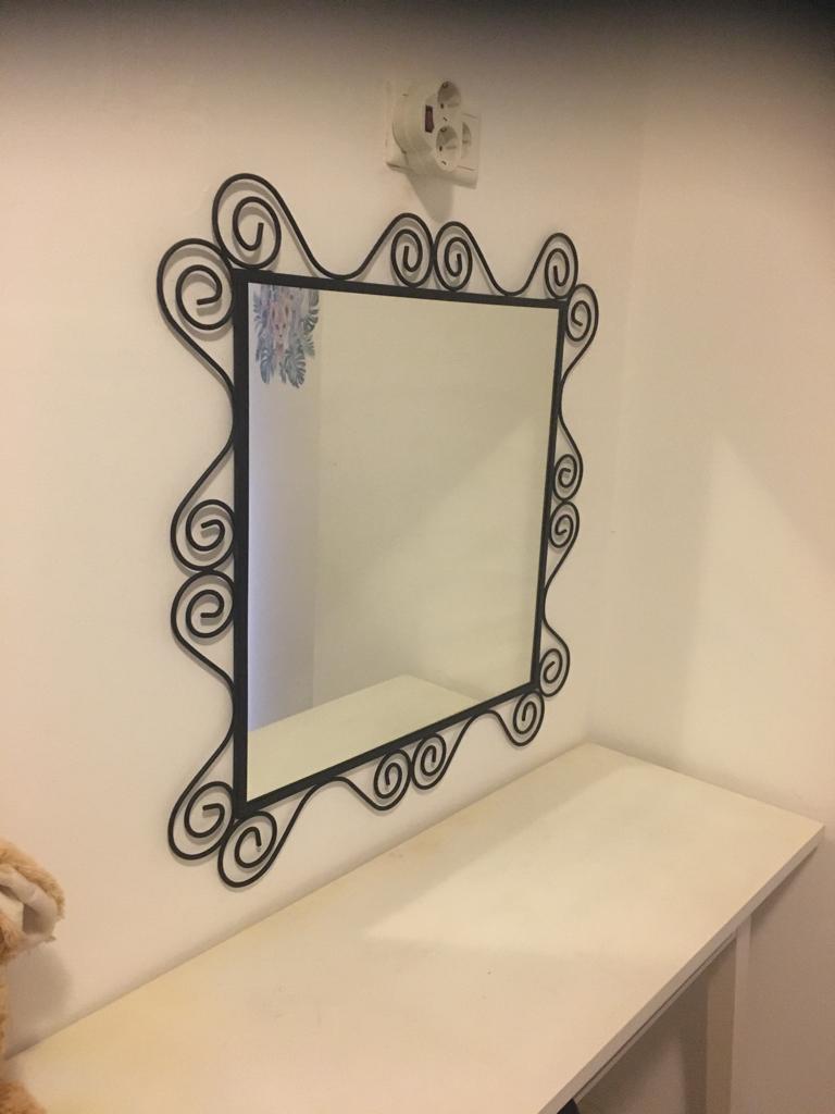 Grote brocante spiegel krullen van zwart gecoat metaal, Ophalen, Vierkant, Zo goed als nieuw, Minder dan 100 cm