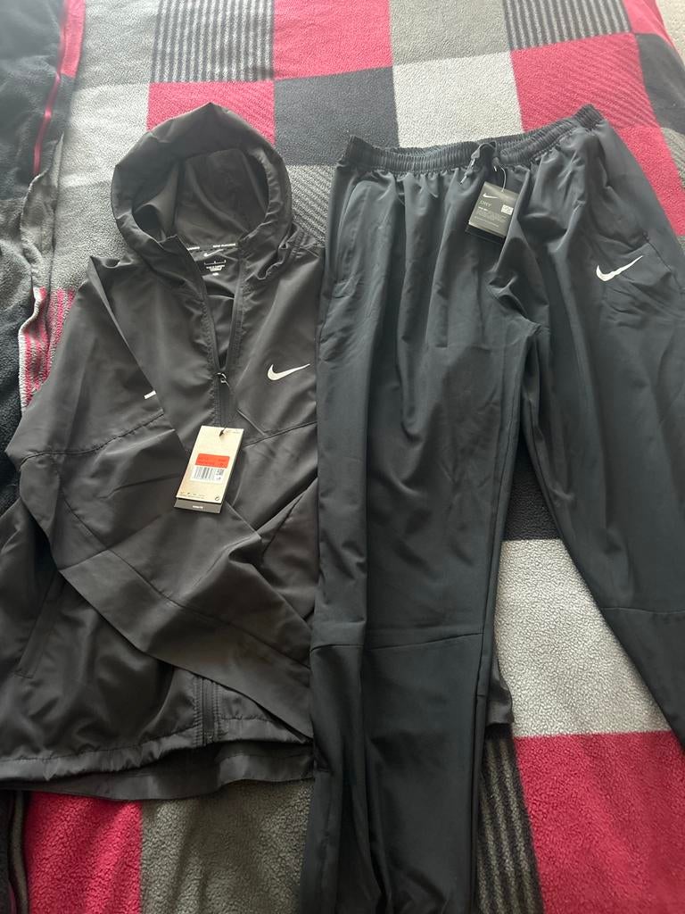 Nike Miller tracksuit, Kleding | Heren, Sportkleding, Nieuw, Algemeen, Maat 48/50 (M), Zwart, Ophalen of Verzenden