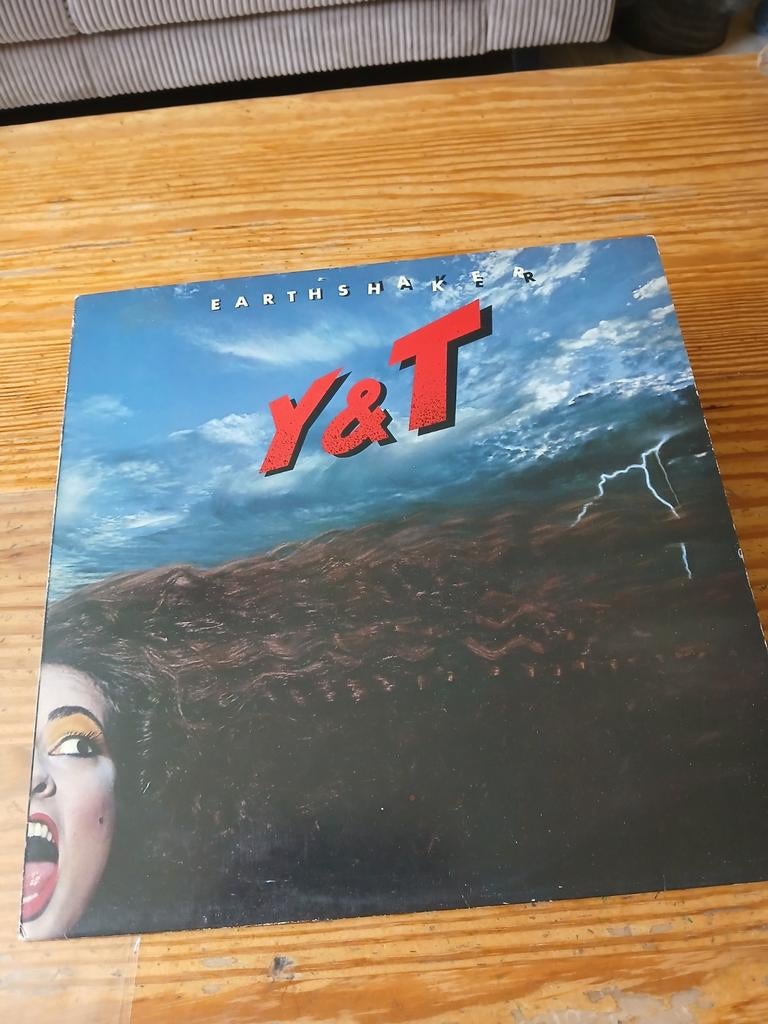 lp yesterday & today = earthshaker, Ophalen of Verzenden, Gebruikt