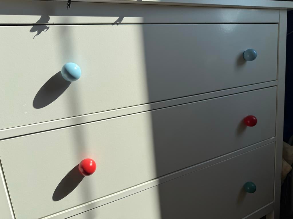 Ikea commode: Witte ladekast met gekleurde knoppen, Ophalen, Gebruikt, Kast, 75 tot 100 cm