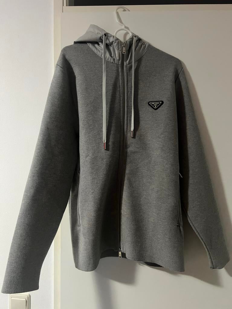 Prada vest met capuchon - gloednieuw, Maat 48/50 (M), Nieuw, Ophalen of Verzenden, Grijs