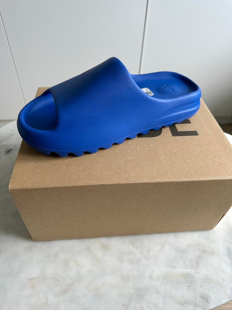Yeezy slide “Azure” - maat 43, Kleding | Heren, Schoenen, Ophalen of Verzenden, Nieuw
