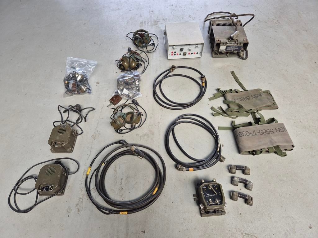 Kavel radio delen RT4600 Legerspullen Nekaf Daf Laro, Ophalen, Landmacht, Nederland, Boek of Tijdschrift