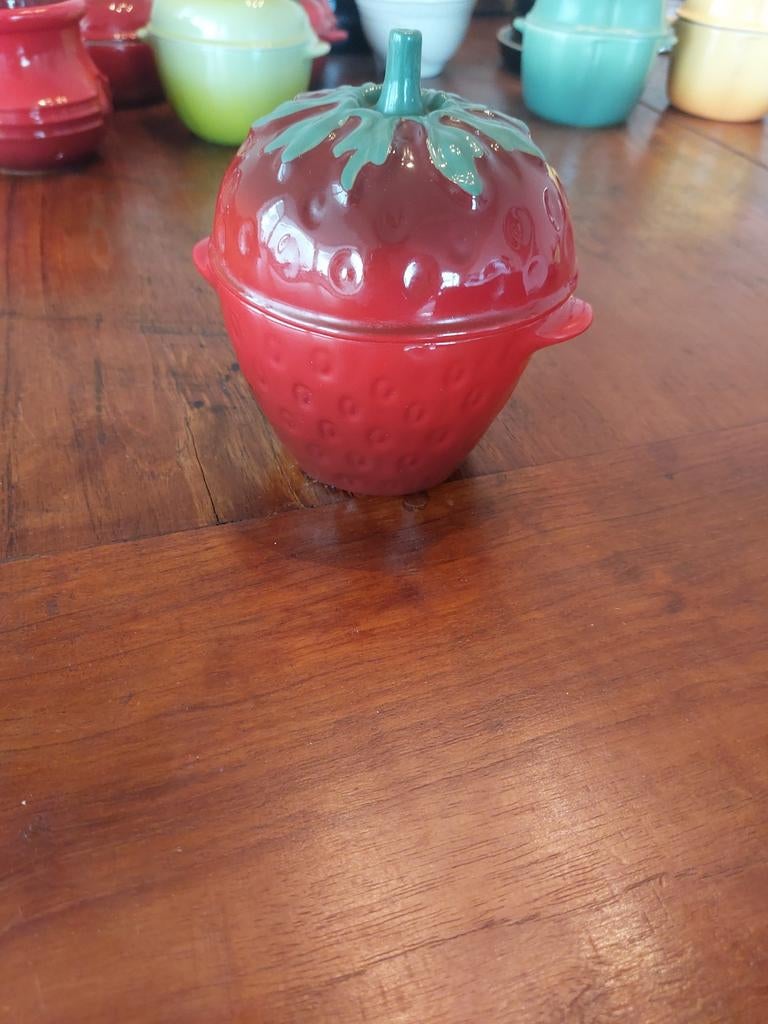 Le Creuset aardbei mini cocottes keramiek, Ophalen of Verzenden, Gebruikt