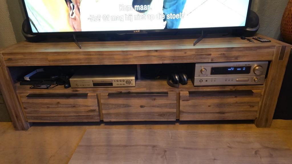 Robuust houten tv-meubel met opbergruimte, Gebruikt, 150 tot 200 cm, Ophalen of Verzenden, Minder dan 100 cm